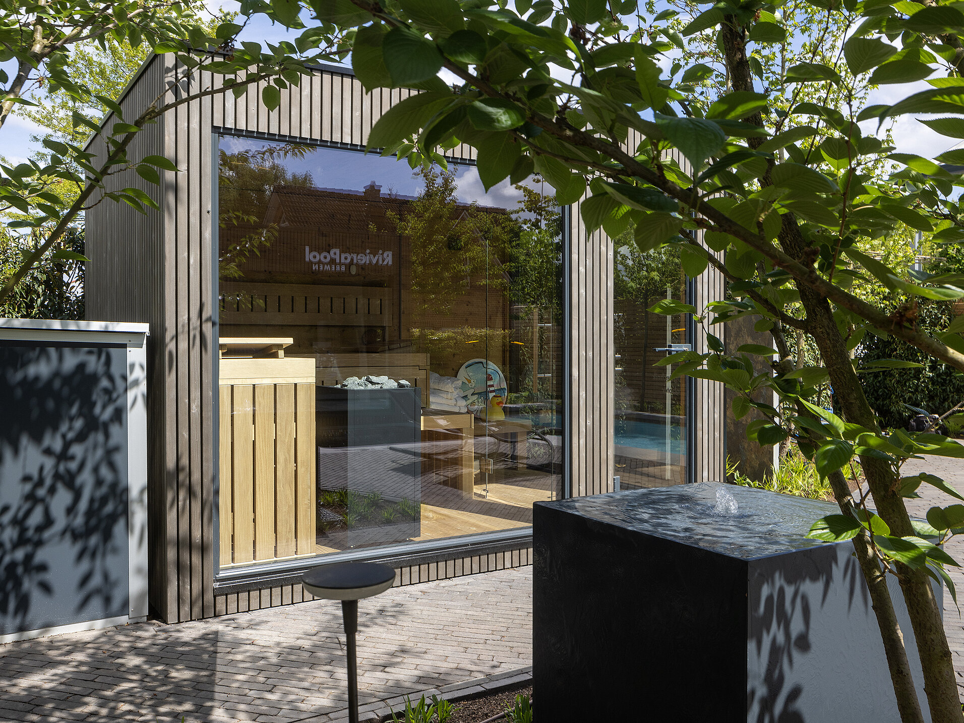RivieraPool Modena mit modernem Poolhaus und integrierter Sauna – Highlight der Pool- und Gartenausstellung Bremen
