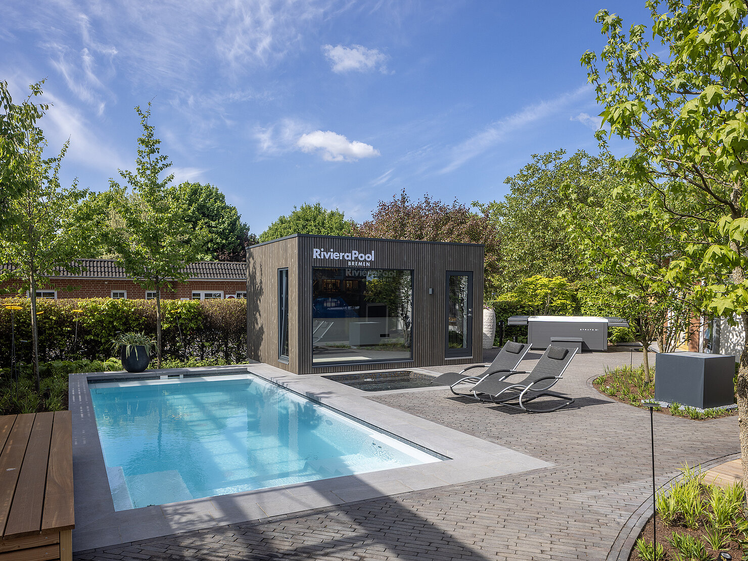 Modena Pool in moderner Gartenanlage mit Liegestühlen