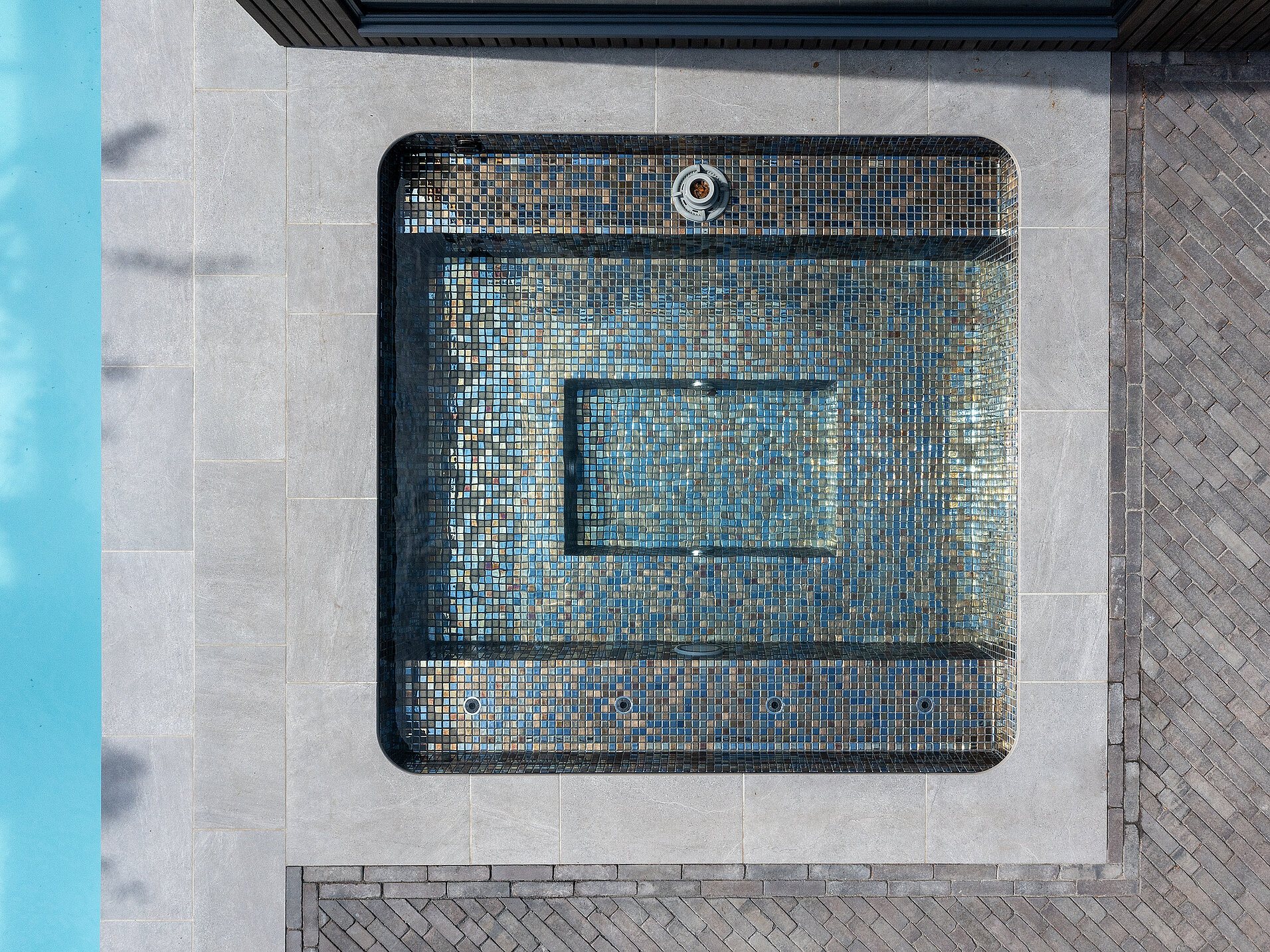 Vogelperspektive: quadratischer CSide Pool mit blau-goldenem Mosaik – kompakte Wellness-Idee für Oldenburg