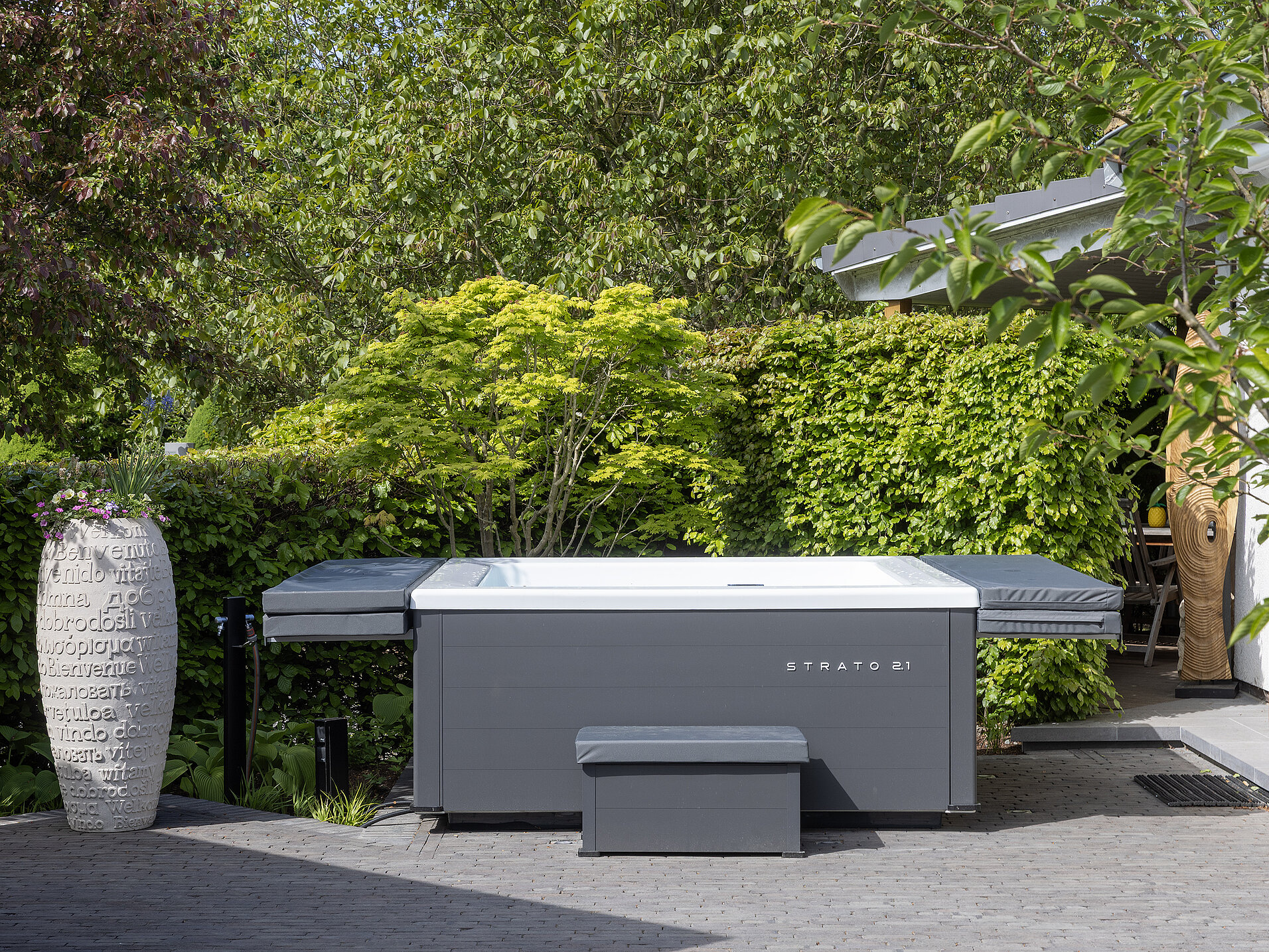 Whirlpool Strato 2.1 in elegantem Grau, umgeben von Grün – Wellness-Highlight für Gärten in Bremerhaven