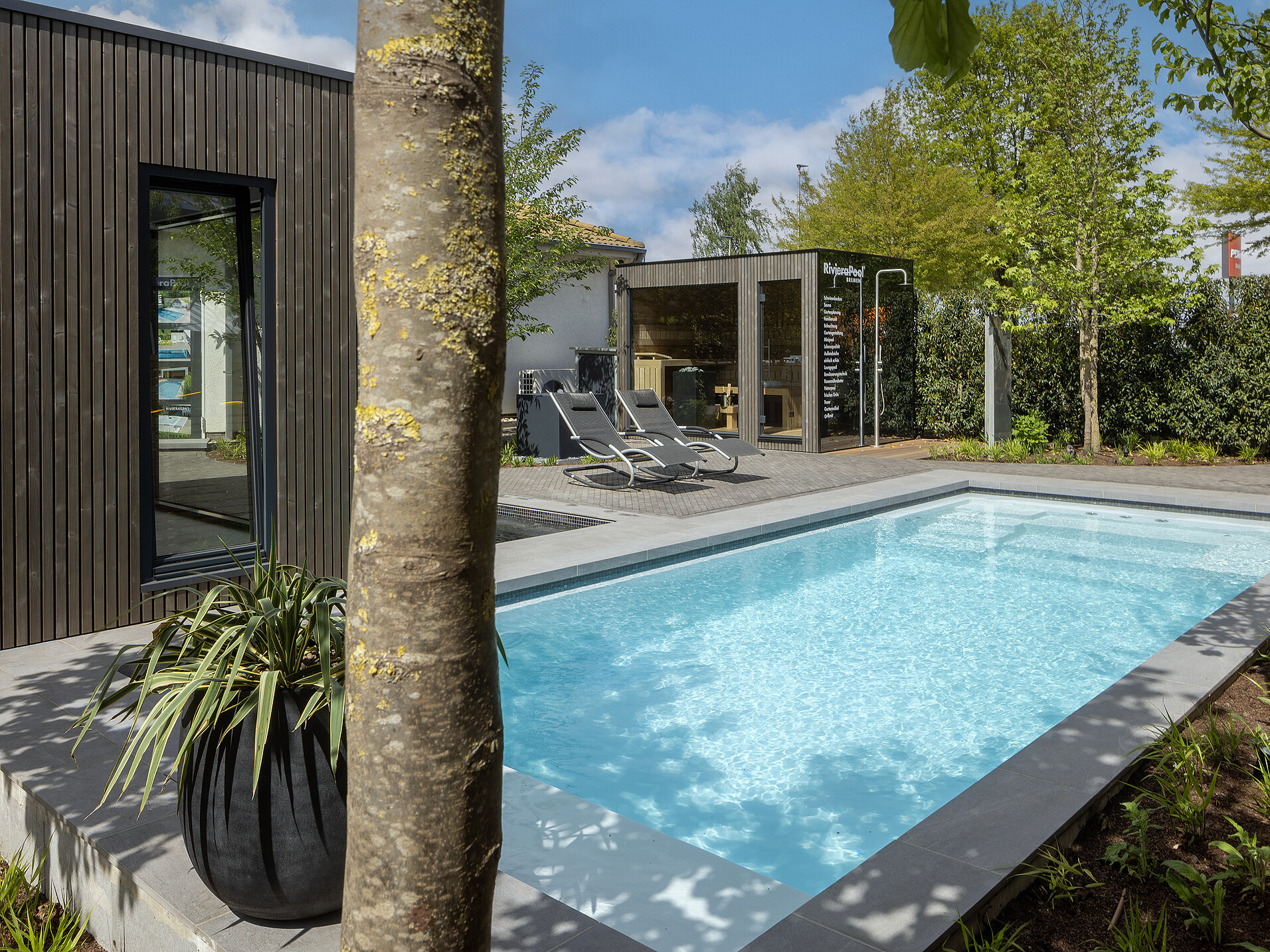 Heller Modena Pool mit Lounge-Zone und Naturstein – Ausstellungsbecken für Bremen, Bremerhaven & Oldenburg