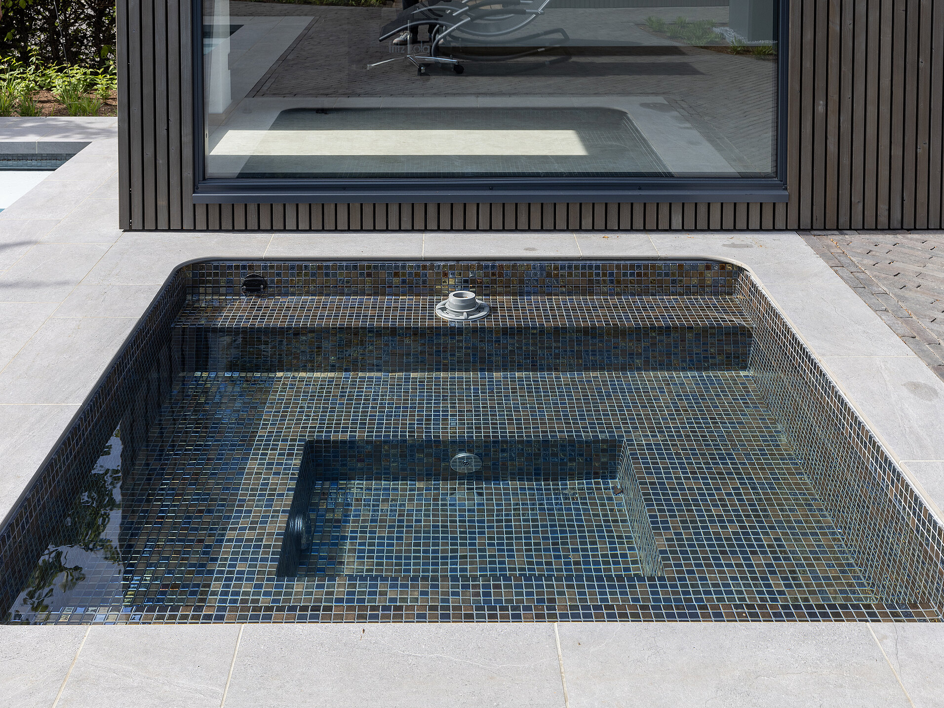 CSIDE Mini-Pool mit edlem Glasmosaik und Sprudelbank – Inspiration aus der Pool- und Gartenausstellung