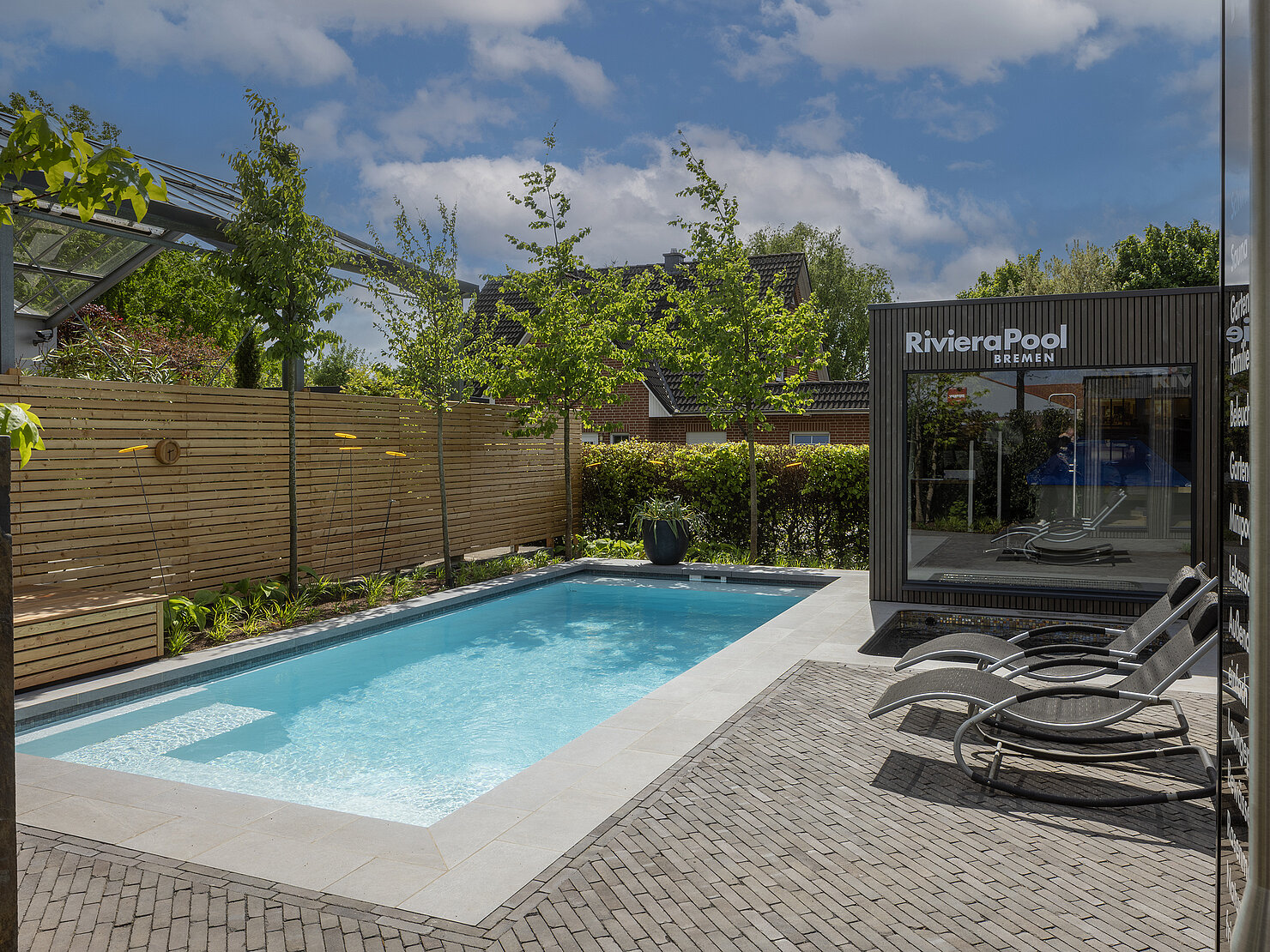 Modena Pool neben Sauna im Garten