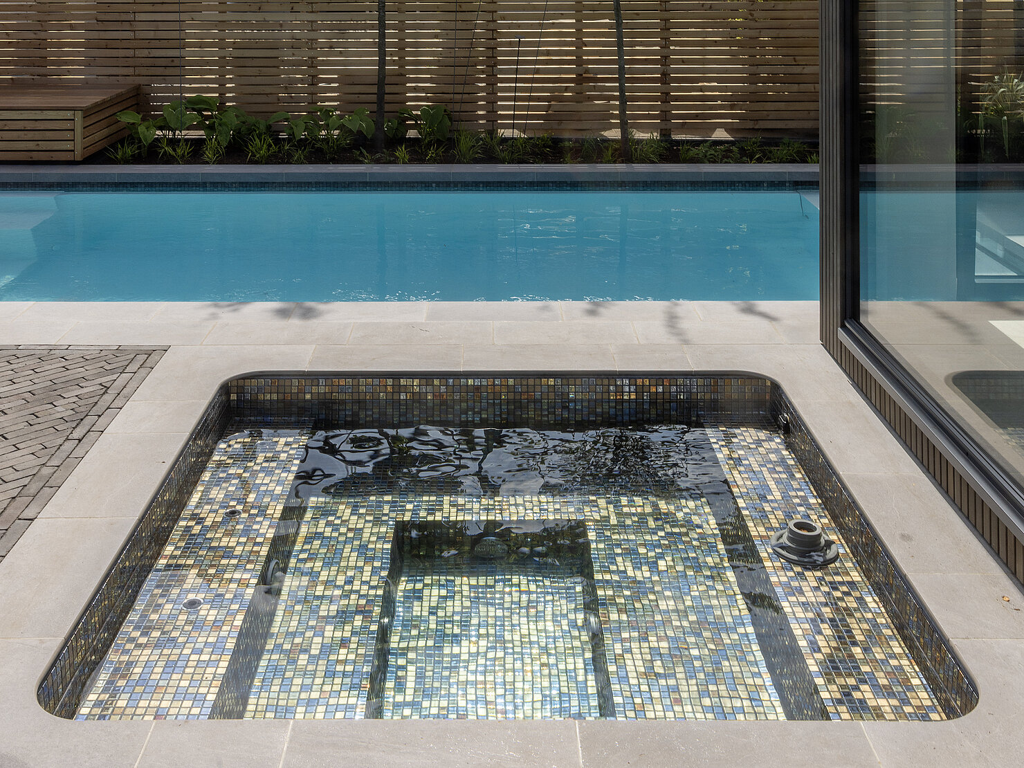Panorama: CSIDE 21 Mini-Pool und Lounge-Area in der RivieraPool Ausstellung Bremen