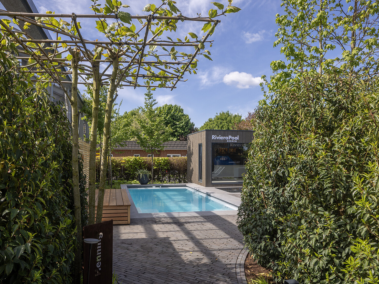 Modena Pool in grüner Außenanlage mit Sauna