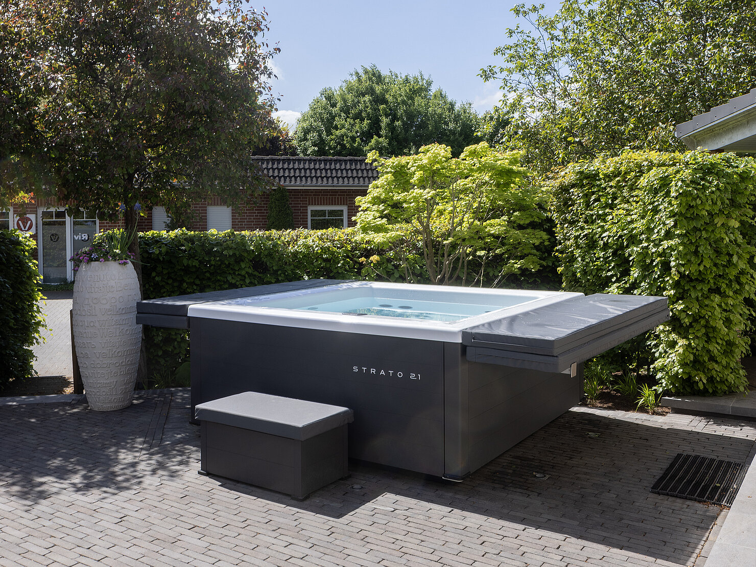 Strato 2.1 Whirlpool befüllt, Hydro-Jets sprudeln – Wellness für Bremen, Bremerhaven & Oldenburg	